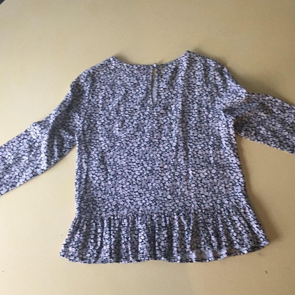 SZ 2  H& M Pink & Black Floral Blouse
